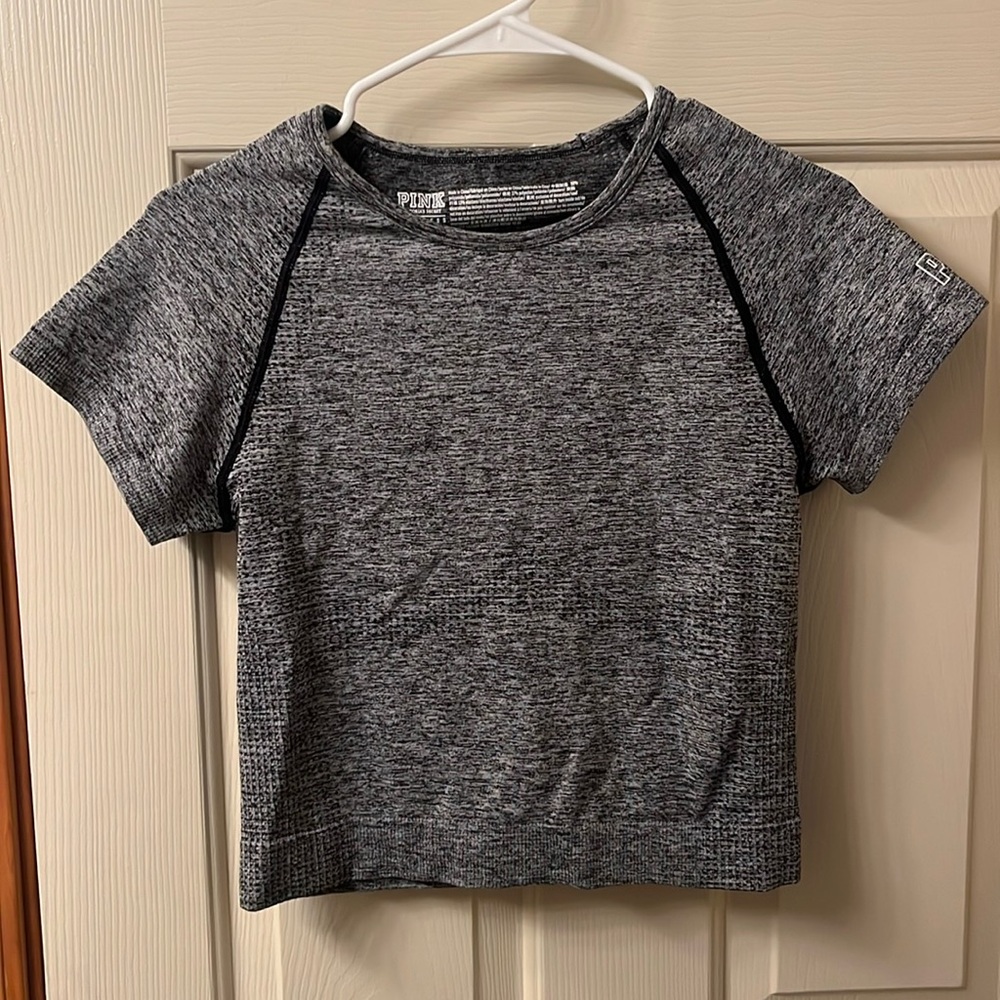 Victoria’s Secret PINK seamless workout top 🩶